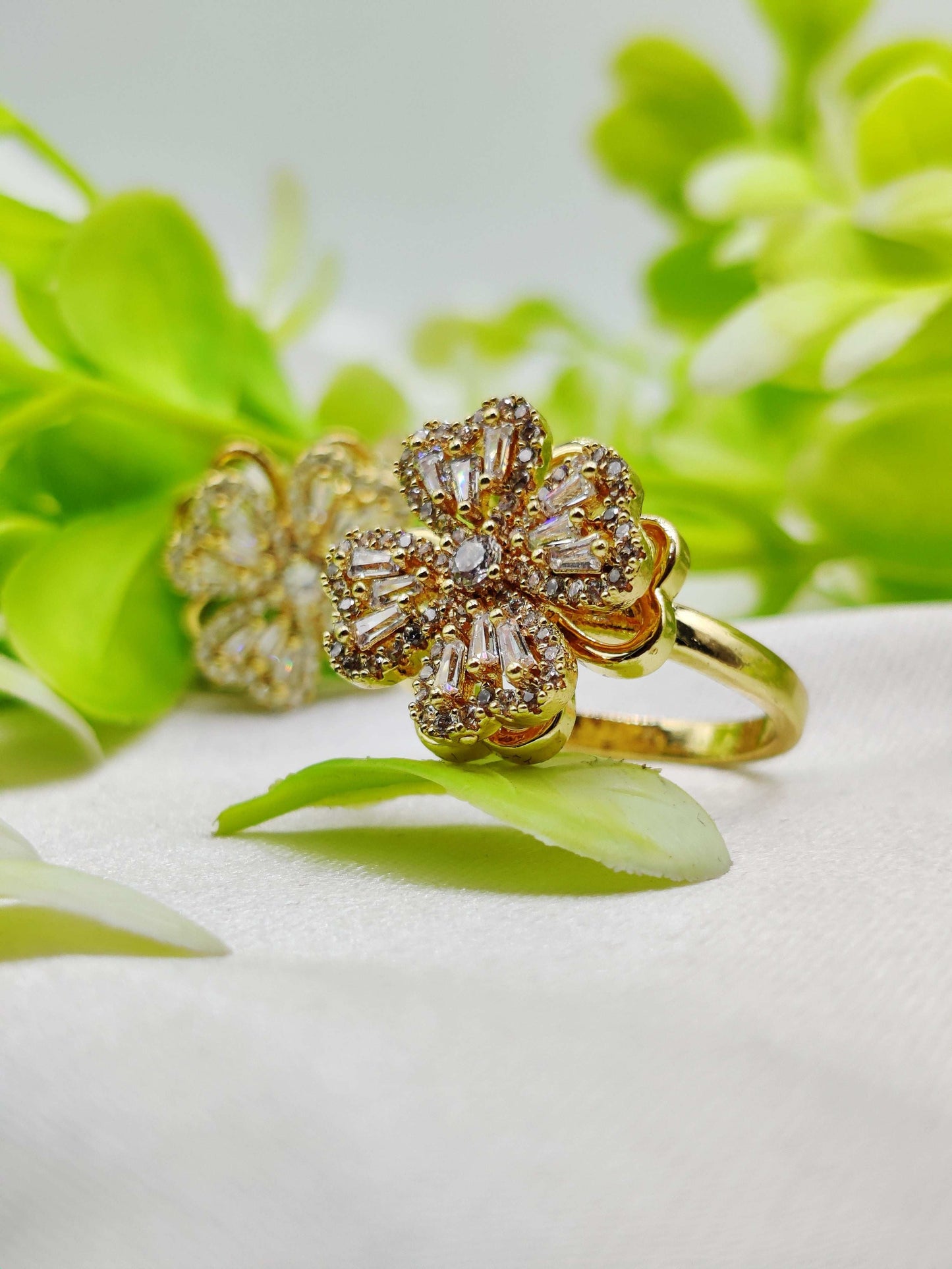 Lucky Clover Spinner Ring - Crystal - Paved & Moveable ✨🍀💎 - Dynamic Deals