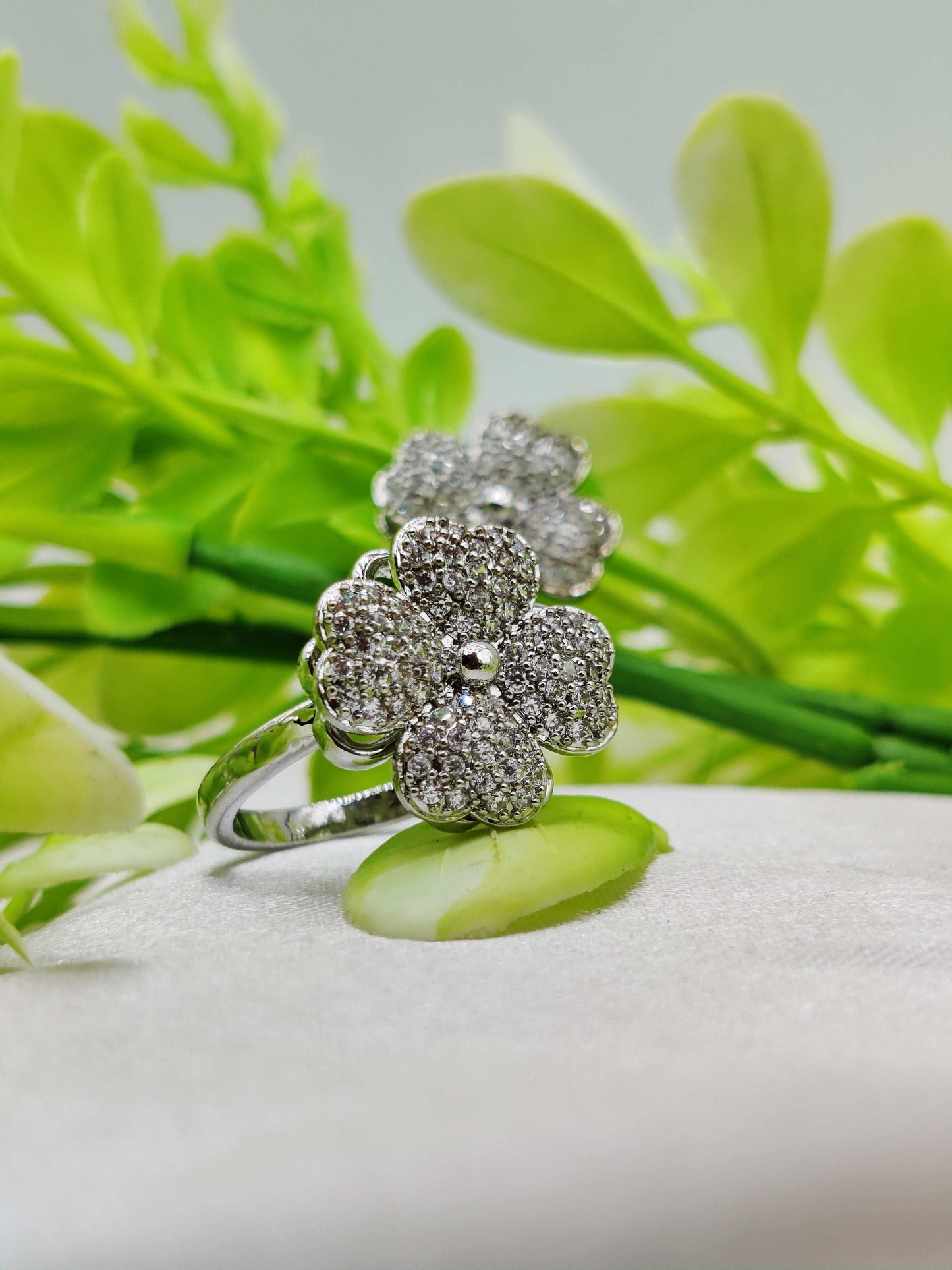 Lucky Clover Spinner Ring - Sparkling CZ & Kinetic Design ✨🍀💎 - Dynamic Deals