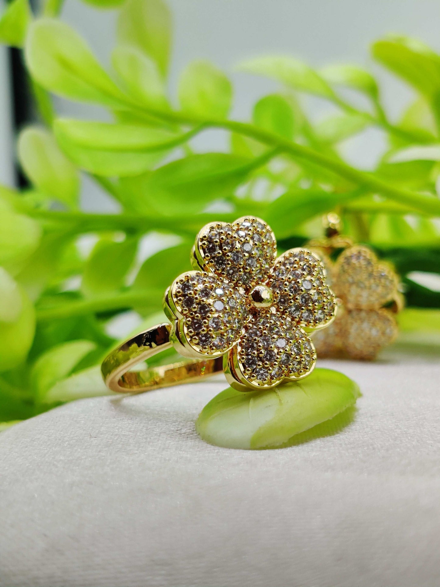 Lucky Clover Spinner Ring - Sparkling CZ & Kinetic Design ✨🍀💎 - Dynamic Deals