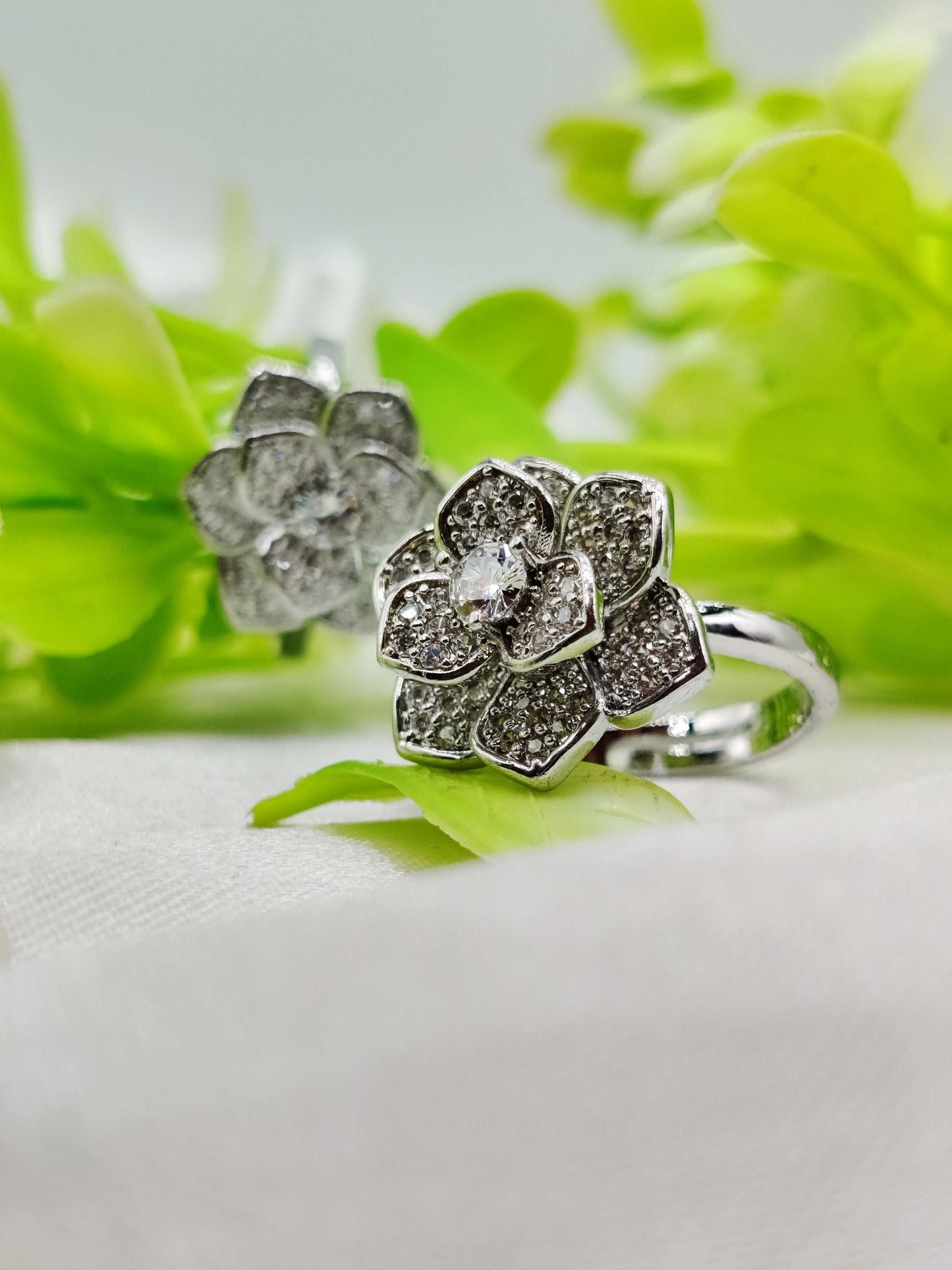 Spinning Flower Ring - Crystal - Paved & Moveable β¨πΈπ - Dynamic Deals