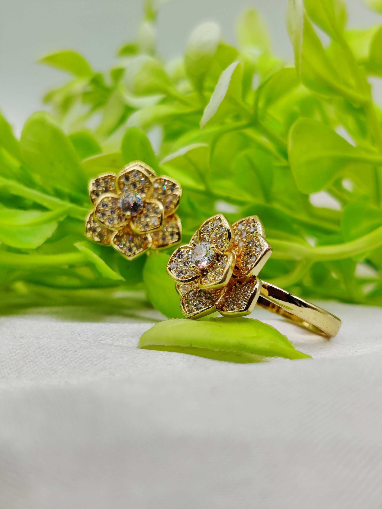 Spinning Flower Ring - Crystal - Paved & Moveable β¨πΈπ - Dynamic Deals
