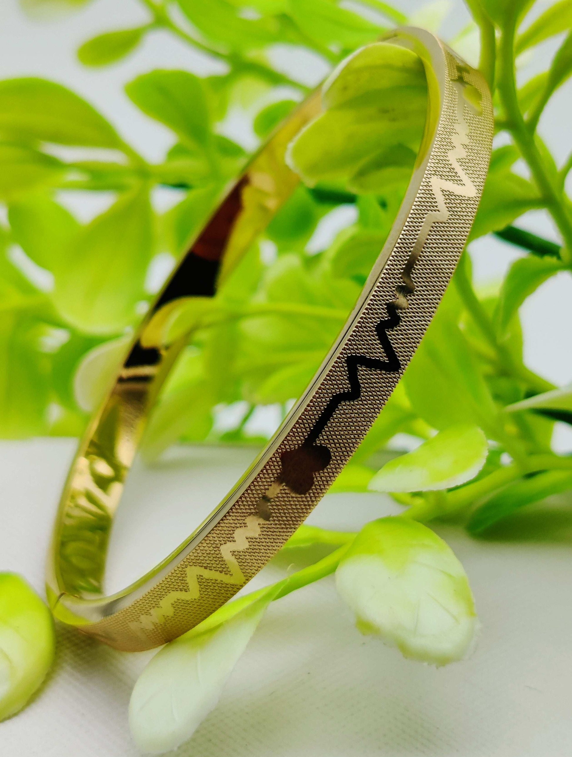 Heartbeat Gold Bangle - Universal Size & Non-Tarnish ✨💛💓