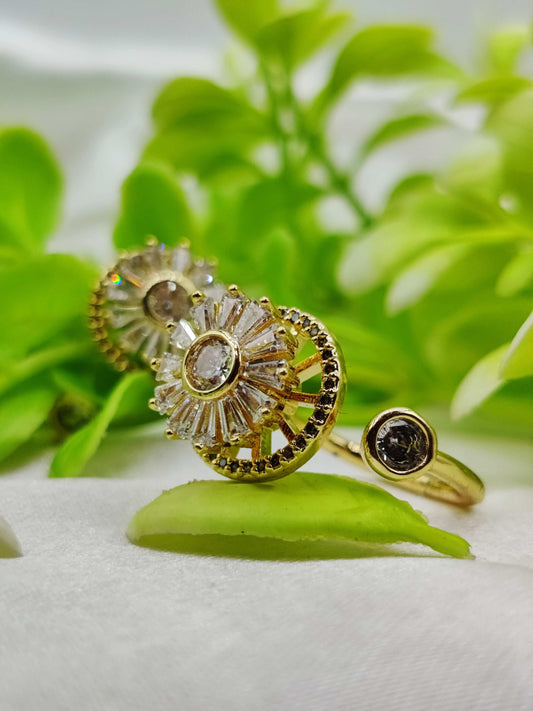 Radiant Sunburst Spinner Ring - Adjustable Band & Kinetic Design ✨☀️💎
