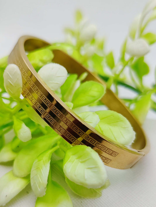 Textured Gold Bangle - Universal Size & Non-Tarnish ✨💛💎