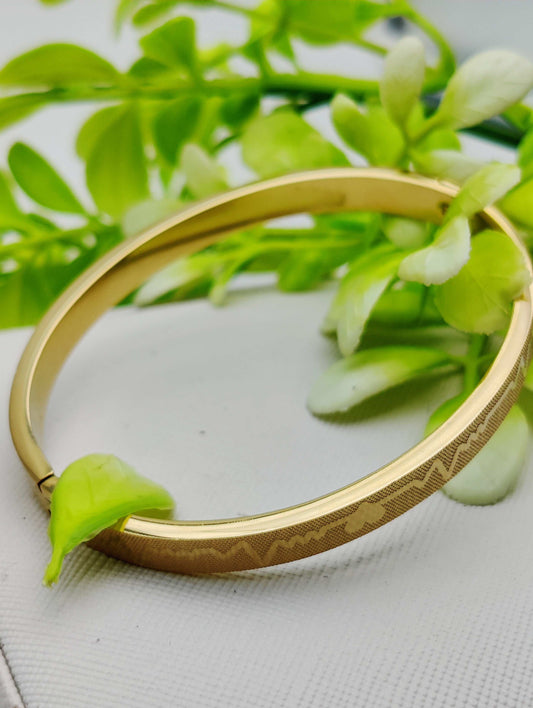 Heartbeat Gold Bangle - Universal Size & Non-Tarnish ✨💛💓