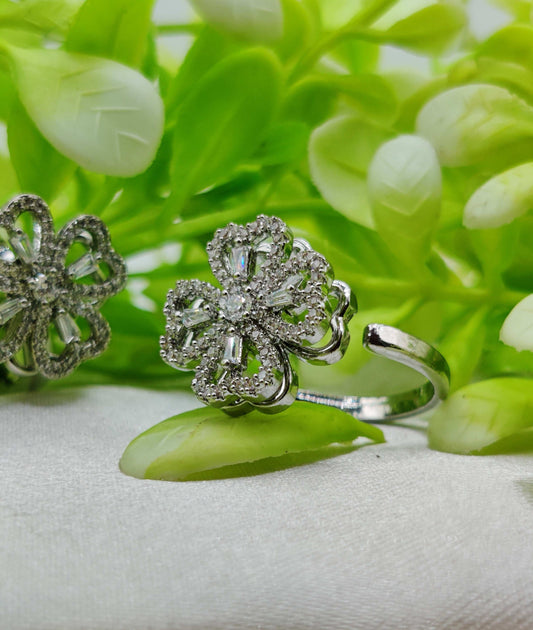 Spinning Clover Ring with Sparkling CZ - Radiance in Motion ✨🍀💎