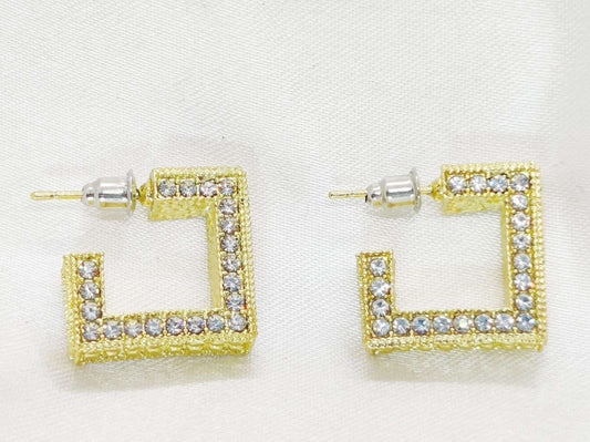 Elegant Gold-Toned Square Crystal Stud Earrings – A Modern Classic for Effortless Glamour
