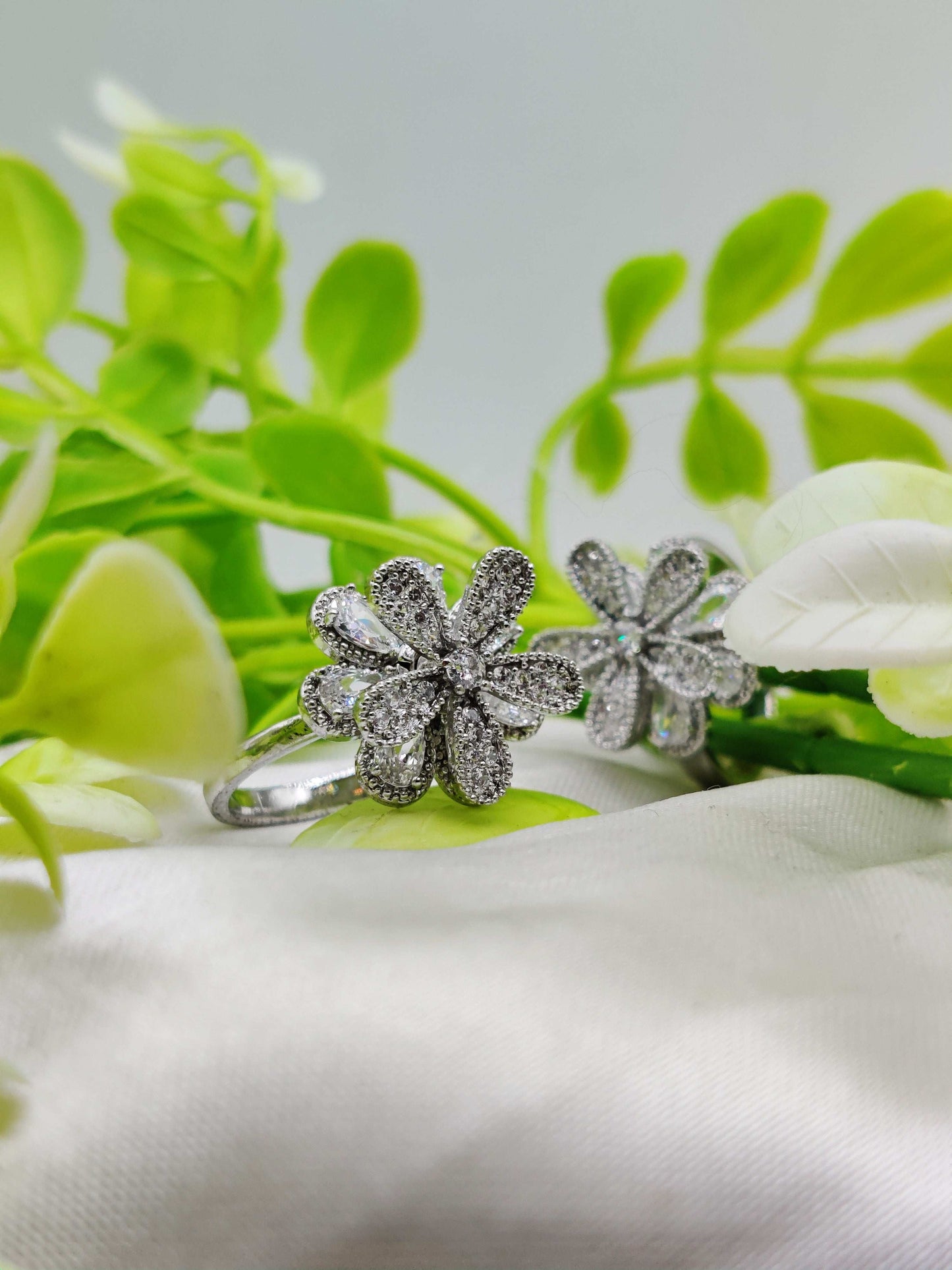 Kinetic Bloom Ring - Spinning Flower with CZ Sparkle ✨🌸💎 - Dynamic Deals