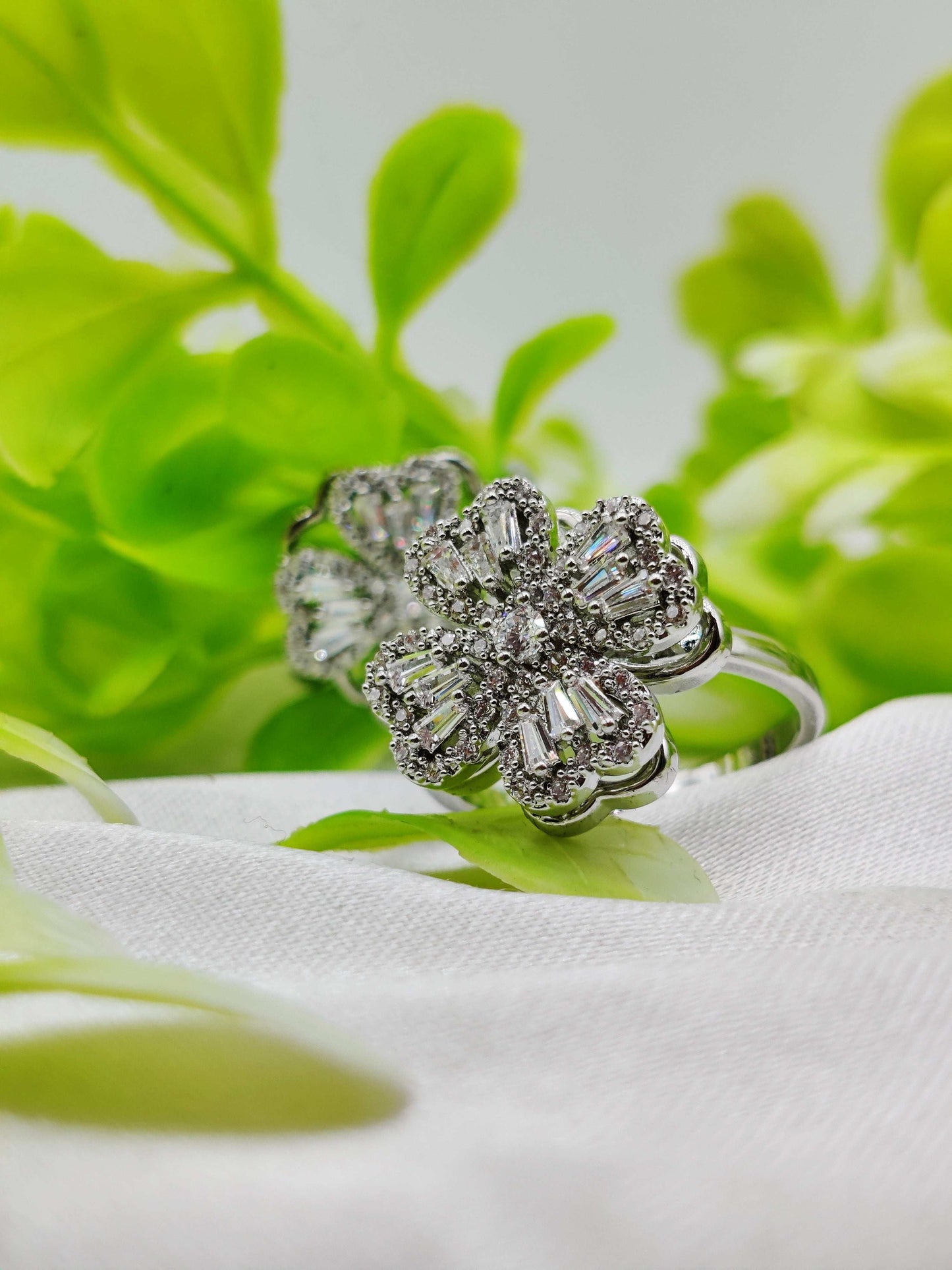 Lucky Clover Spinner Ring - Crystal - Paved & Moveable ✨🍀💎 - Dynamic Deals
