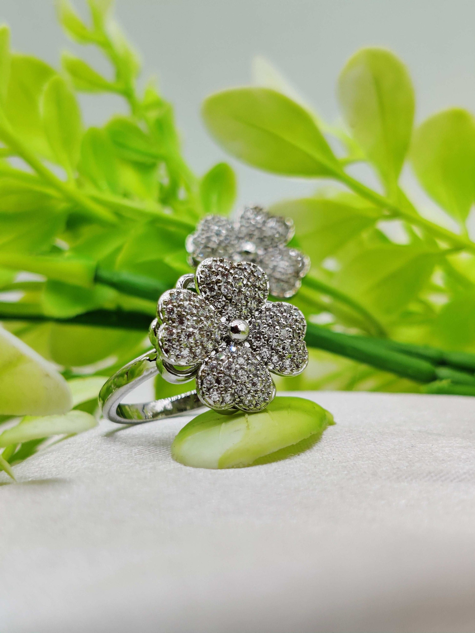 Lucky Clover Spinner Ring - Sparkling CZ & Kinetic Design ✨🍀💎 - Dynamic Deals