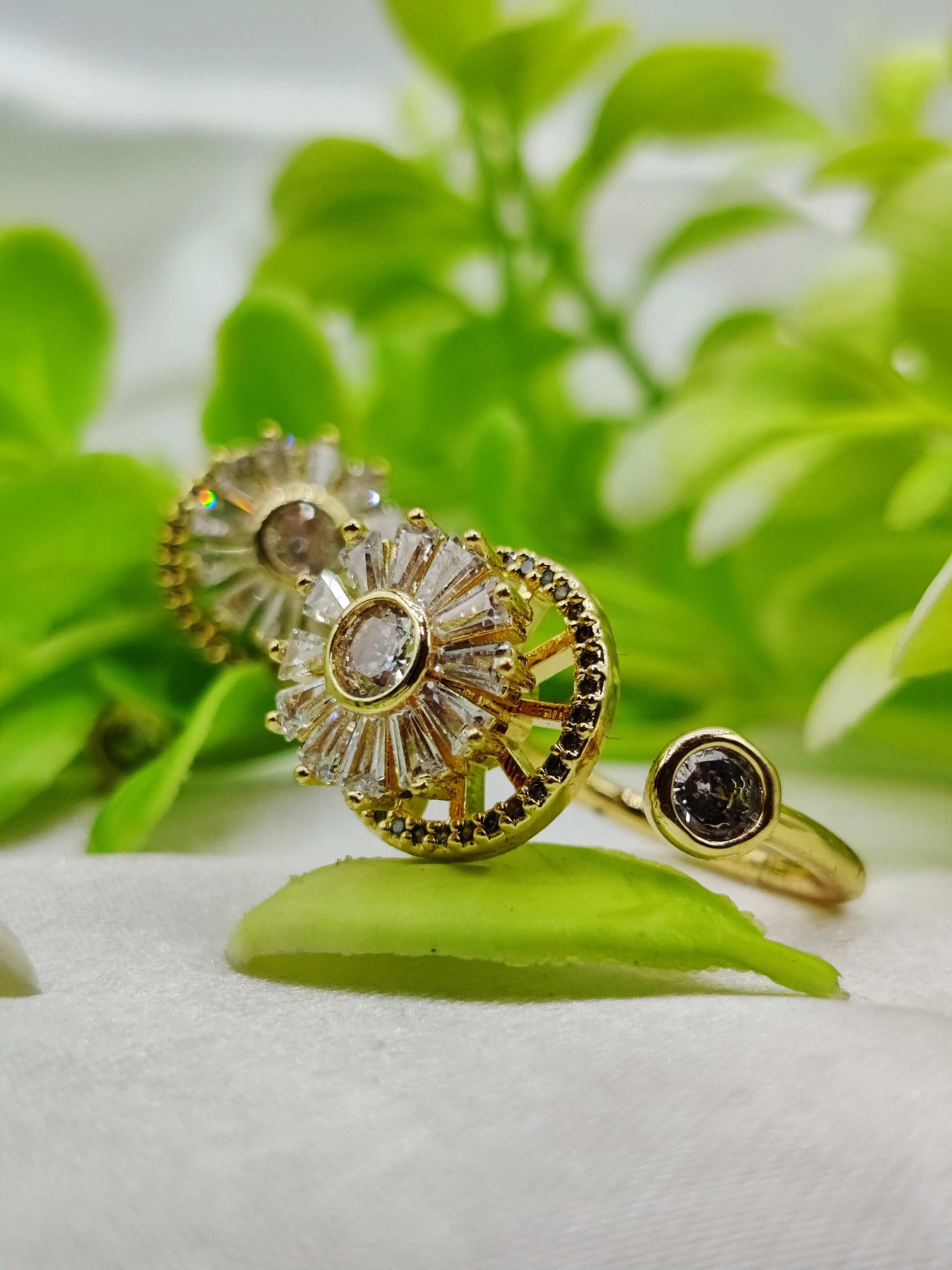 Radiant Sunburst Spinner Ring - Adjustable Band & Kinetic Design ✨☀️💎 - Dynamic Deals