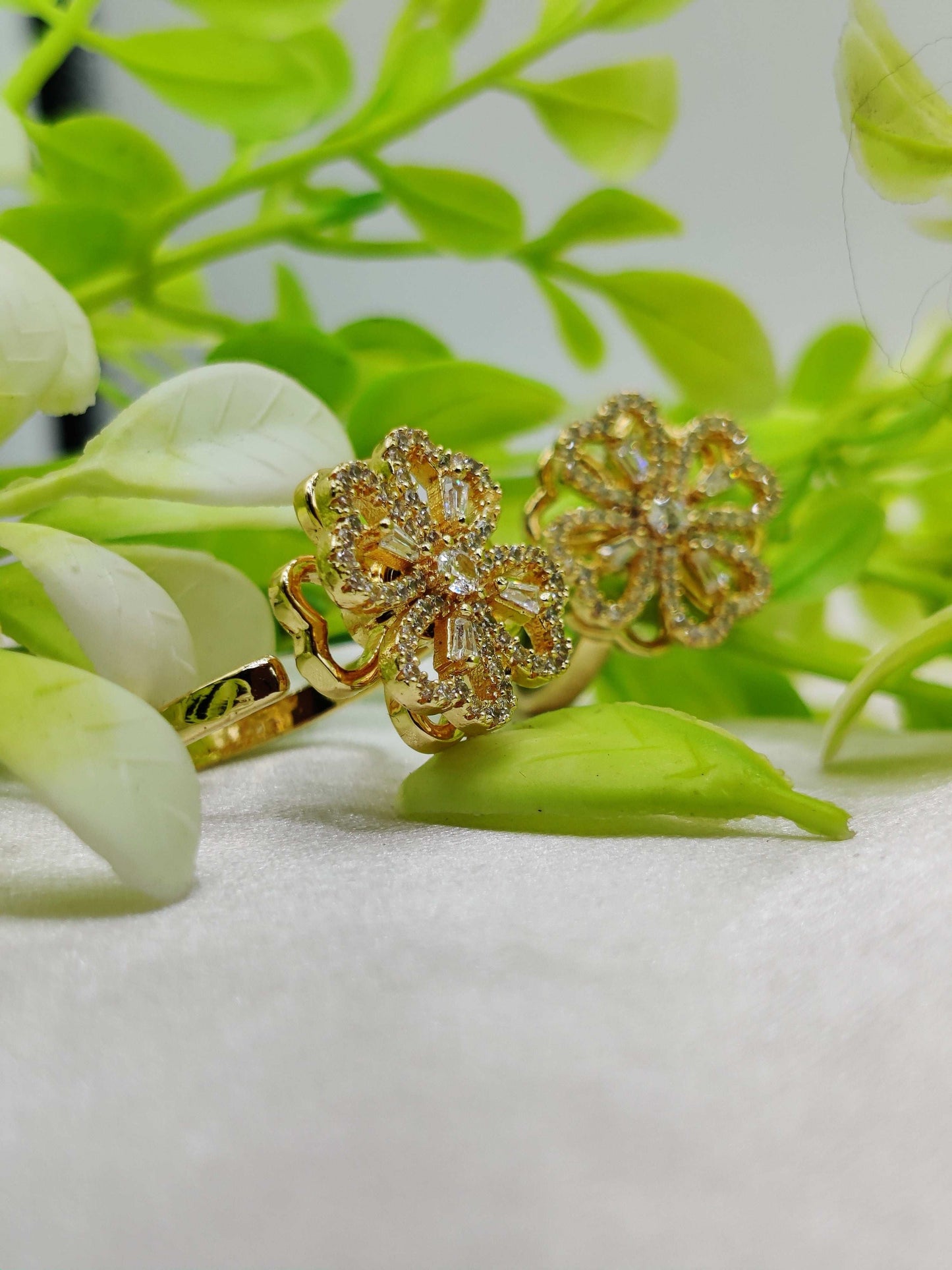 Spinning Clover Ring with Sparkling CZ - Radiance in Motion ✨🍀💎 - Dynamic Deals
