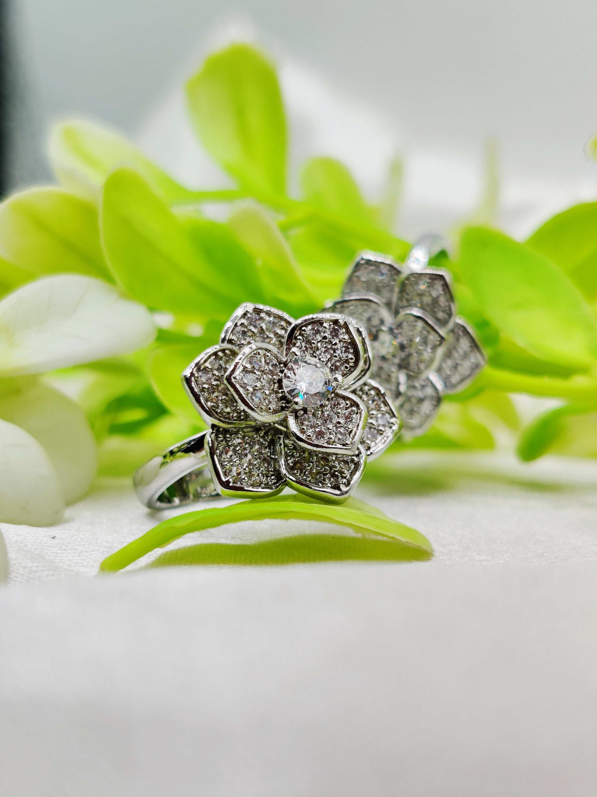 Spinning Flower Ring - Crystal - Paved & Moveable ✨🌸💎 - Dynamic Deals