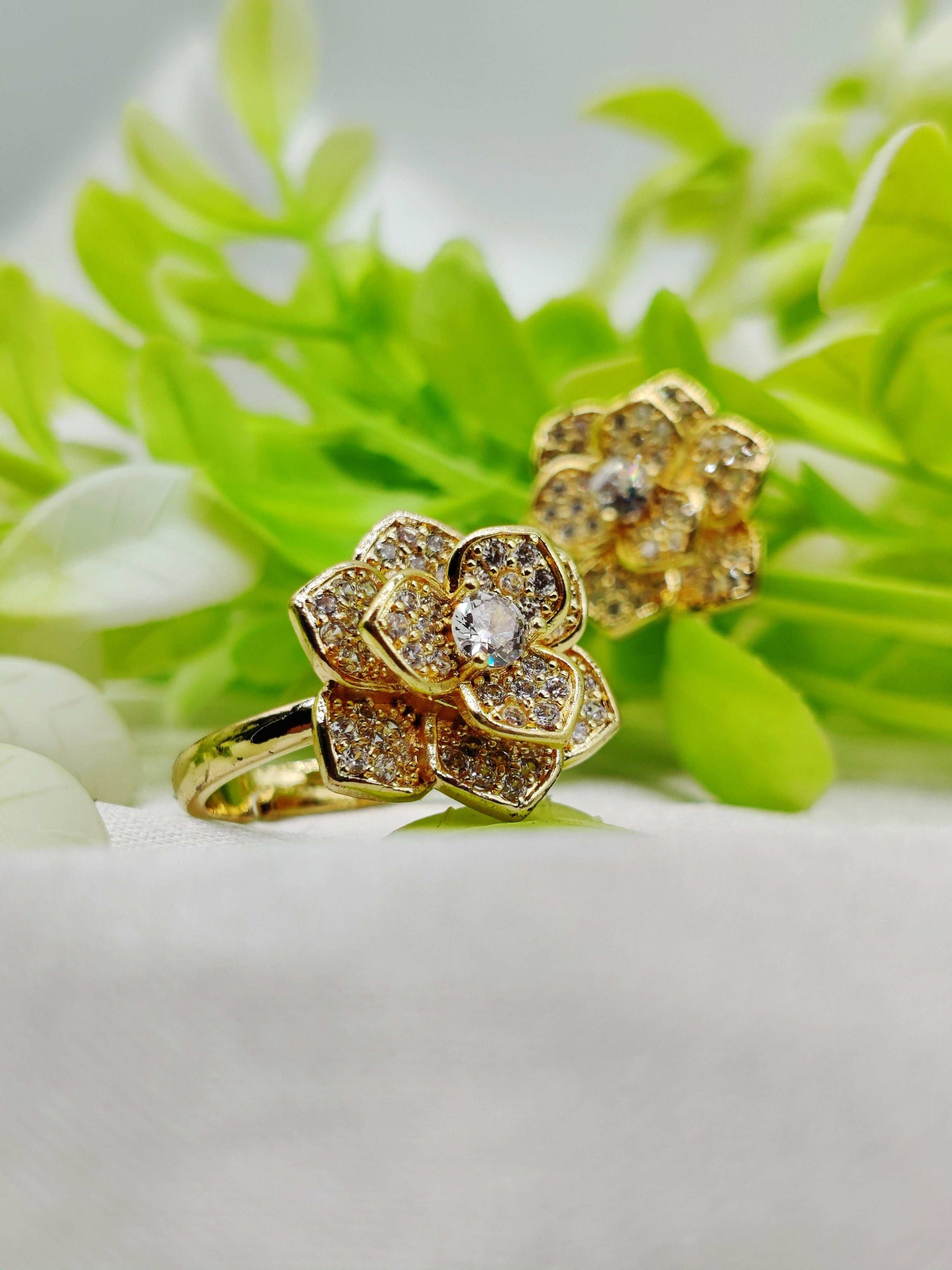 Spinning Flower Ring - Crystal - Paved & Moveable ✨🌸💎 - Dynamic Deals
